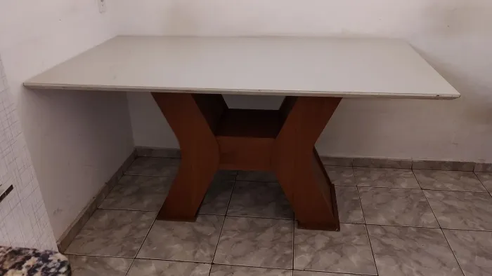 Mesa de jantar sem cadeiras