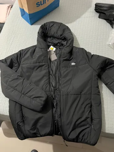 Jaqueta de frio Hurley na etiqueta