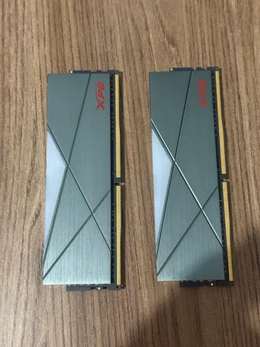 Duas Memória DDR4 XPG Spectrix D50, 8GB, 3200MHz, RGB.