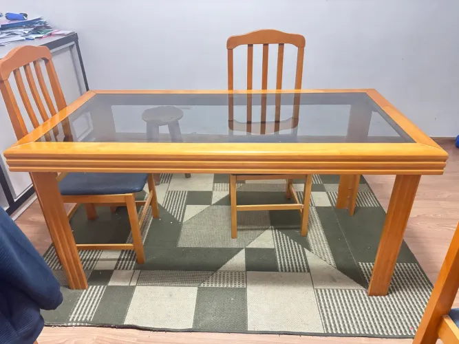 Mesa de jantar de madeira + tampo de vidro + 4 cadeiras ? R$ 400