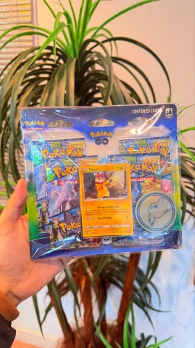 Pokémon GO Kit Colecionador Lacrado com Carta Promo Pikachu e Pin Oficial
