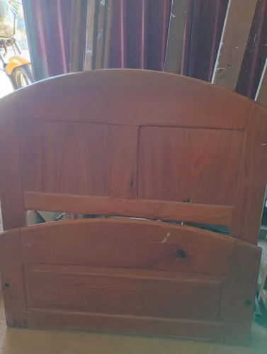 Vendo cama solteirão madeira c/ 2 GAVETAS