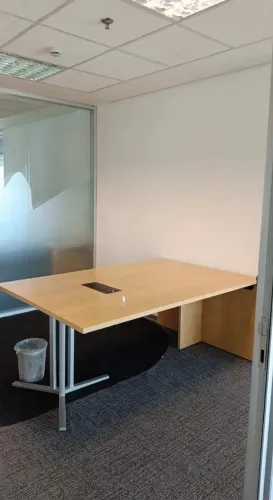 Mesa de Reunião em ótimo estado.