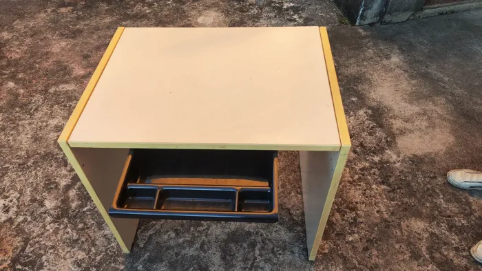 Mesa conservada muito boa