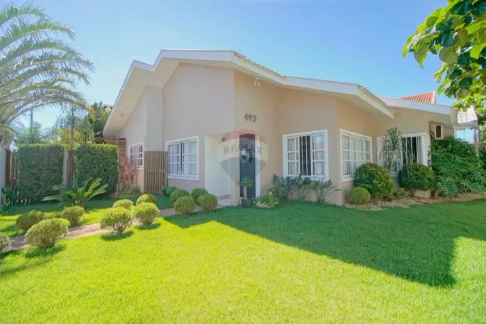 Casa com 4 Dormitórios (2 suítes) no Jardim Gisela - Toledo/PR