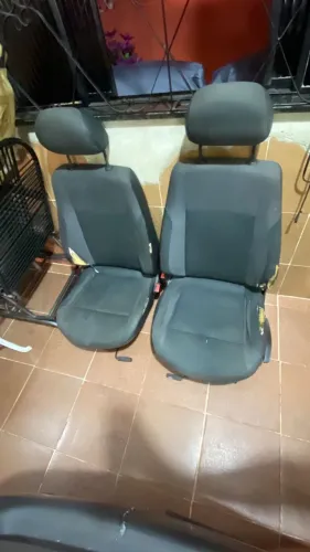 Bancos de gol e Voyage 4 portas 
