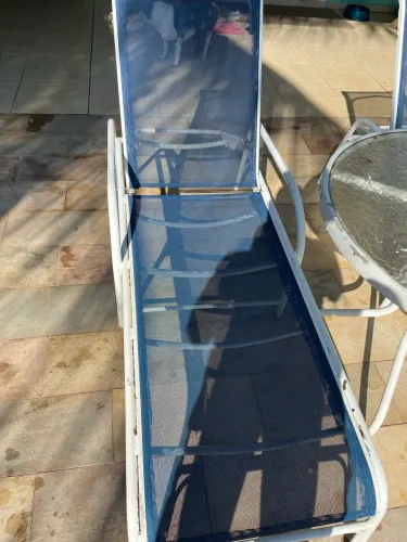 Vendo 2 espreguiçadeiras e mesa de alumínio para piscina