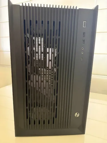 Gabinete Lian Li PC-O11-AIR com Suporte de Montagem Vertical de GPU