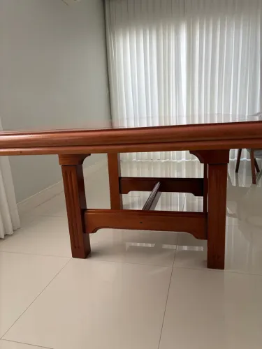 Vendo bonita mesa de madeira para sala de jantar. Comporta 8 cadeiras