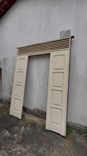 VENDO PORTA DE MASSARANDUBA. Com 1.95 de largura e 2.50 de altura.5A