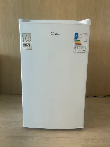 Frigobar Midea 124 L quase novo