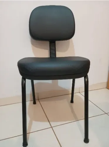 Cadeira Fixa, Preta, Corino - Para escritório ou estudos. Firme e confortável.