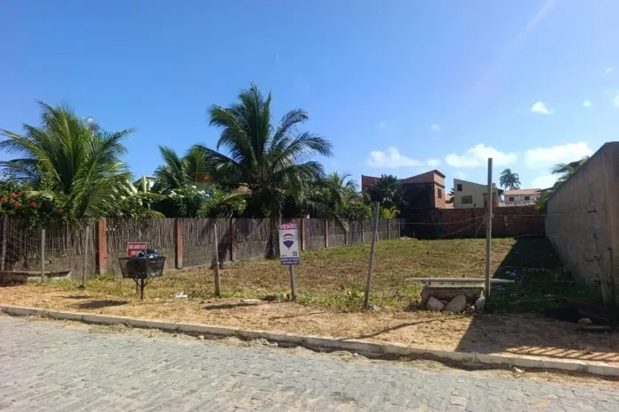 VENDE SE TERRENO DE 13,5mX40m A POUCOS METROS DA PRAÇA DE FLECHEIRAS
