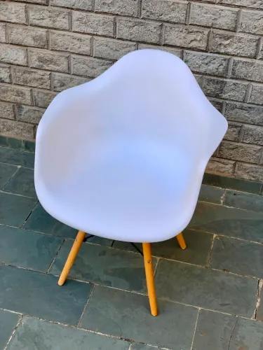 Cadeira minimalista branca nova