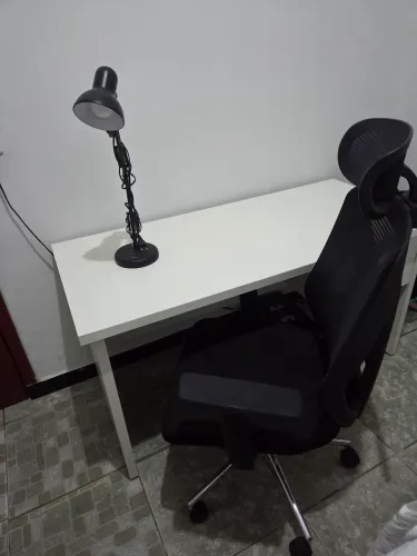 Mesa, abajur e cadeira