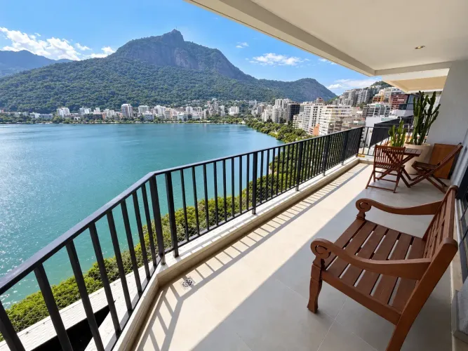 Reformado e Mobiliado | 2 Suítes | Varanda Ampla com Vista Livre para Lagoa e Cristo Reden