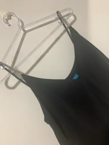 TOP balada com brilho na alça, preto