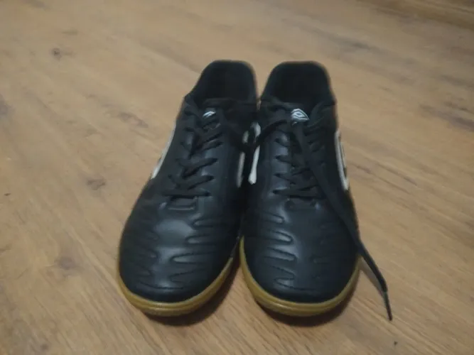 Chuteira Umbro Preta tamanho 35-36