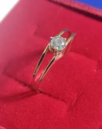 Anel Solitário Pedra Zircônia 4 mm Ouro 18 Kilates Peso 1.20 Gramas Aro 1 mm Pedras Todas