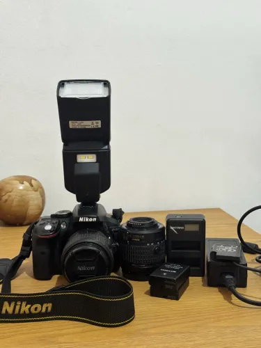 Nikon D5300 + Flash + Lente 18-55mm VR | Wi-Fi e GPS Integrados | Custo-Benefício