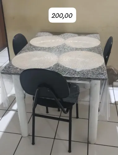 Mesa com 03 cadeiras