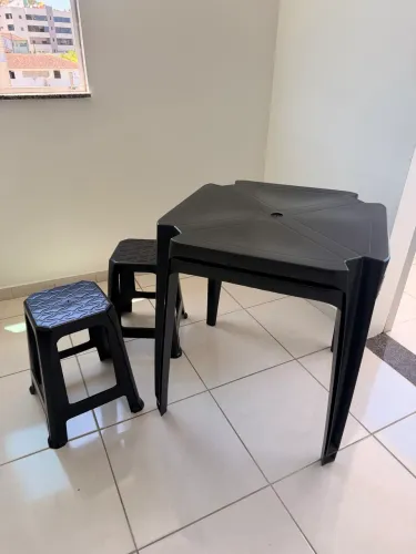 Mesa com 02 bancos