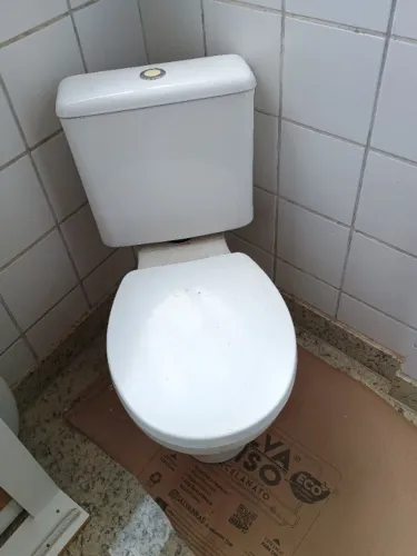 Vaso sanitário oval Incepa com caixa acoplada branco