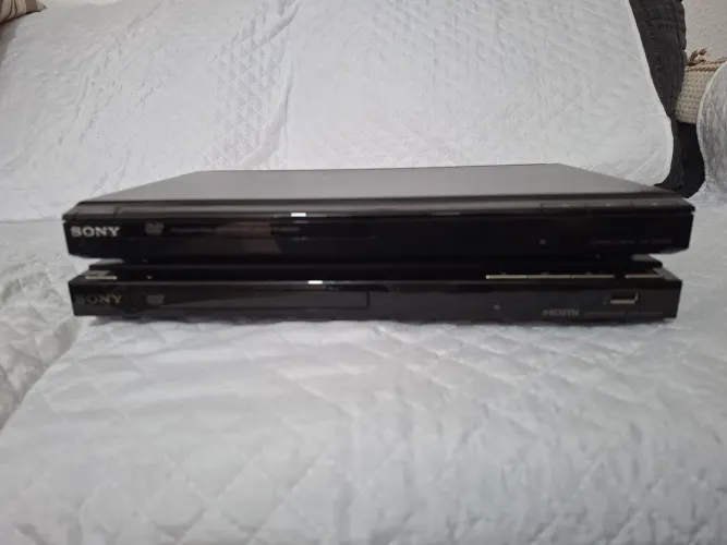 2 aparelhos de DVD SONY.