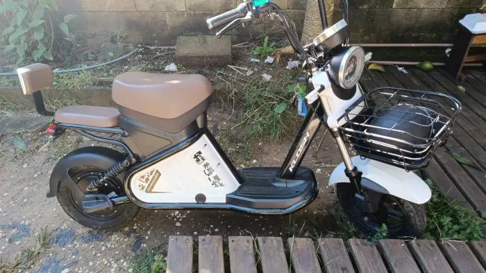 Moto Phantom branca com 9 mês de uso.