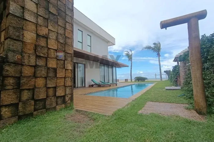 VENDE SE CASA NO THE CORAL RESORT FRENTE MAR COM 3 SUITES, PISCINA E CHURRASQUIERA