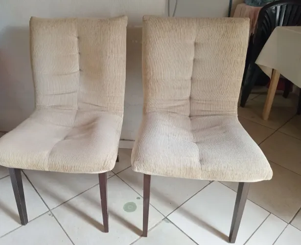 Vendo duas cadeiras foradas 