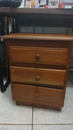 Criado mudo antigo com excelente madeira