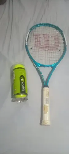 Raquete de tênis Wilson e 3 bolas de tênis