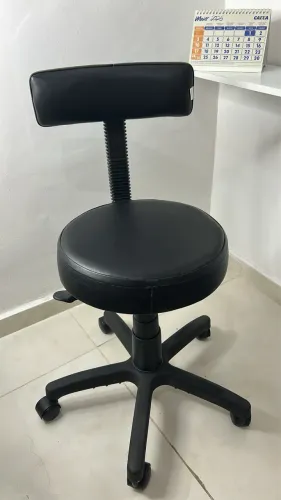 Mocho giratório preto com regulagem de altura e rodinhas