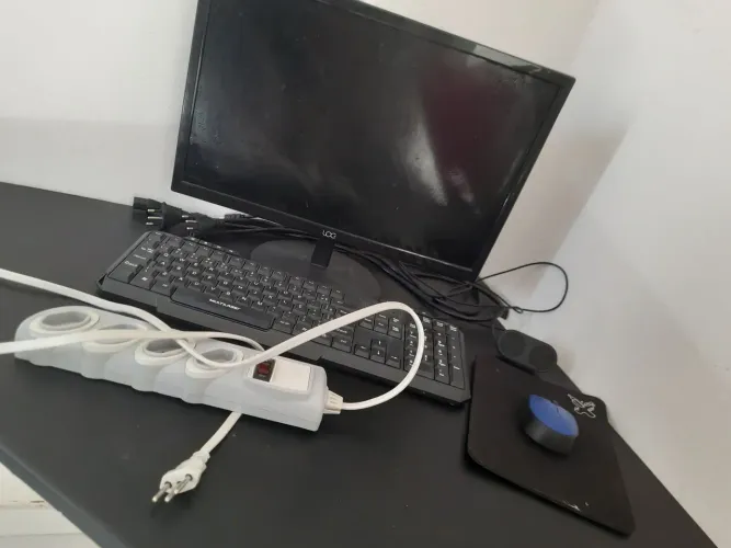 Vendo PC com mesa.