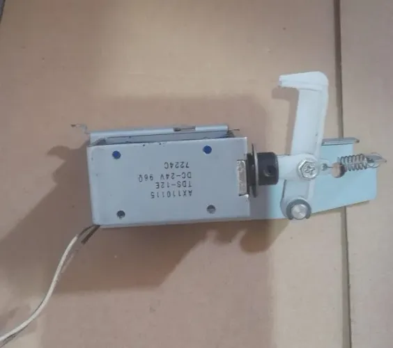 AX110115 Trava de bandeja tandem com solenóide CC RICOH