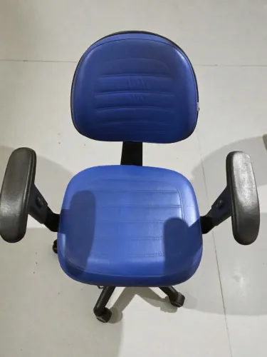 Cadeira de escritório estofada em azul, com rodinhas.