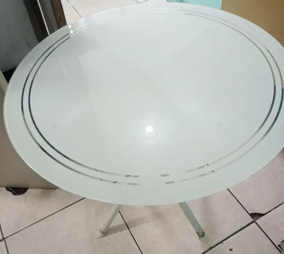 Mesa de vidro s/ cadeira 
