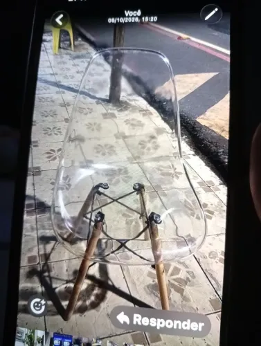 Cadeira transparente de acrílico