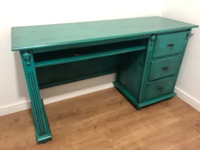 Escrivaninha estilo colonial com patina verde. Ótimo estado. Gavetas com trilhos