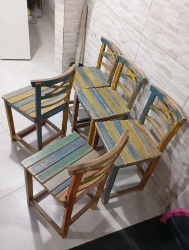 Vendo  5 banquetas de madeira 