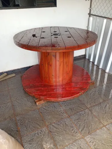 Mesa redonda bolbina de madeira