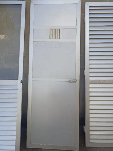 PORTA DE ALUMÍNIO 73x213