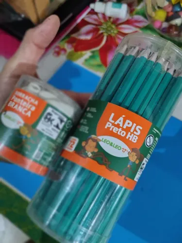 Caixa de lápis e borrachas ponteiro