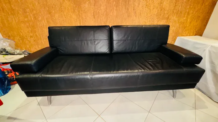 Sofá em couro legítimo