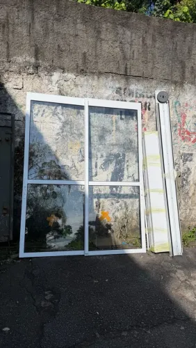 Porta balcão com persiana branca linha Gold 