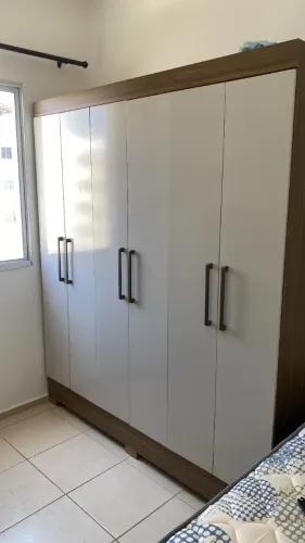 Guarda-Roupa / Roupeiro (6 Portas) Bastante espaçoso, acabamento elegante (amadeirado com