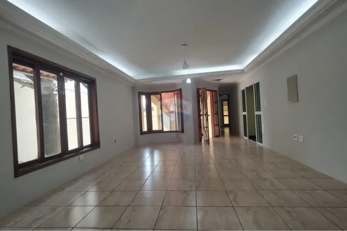 Casa com 5 Quartos, sendo 3 no térreo, Suíte, Quintal e 4 Vagas - 346m² - Jd Nova Manchest