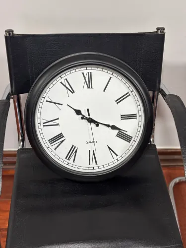 Relogio Com Numeros Romanos Decorativo Analogico Preto 30 Cm fundo Branco (NUNCA USADO)