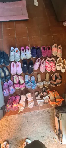 Lote 21 Sapatos Menina tam. 4-5 anos